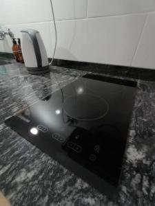 a laptop computer sitting on top of a counter at Departamento para dos personas en Monte Hermoso. in Monte Hermoso