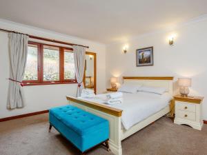 una camera con letto e sgabello blu di Ard Taigh a Stron-fearnan