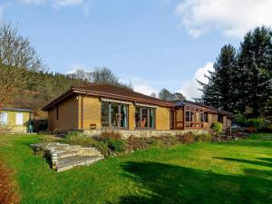 una casa in un giardino con prato verde di Ard Taigh a Stron-fearnan