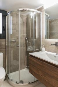 ein Bad mit einer Dusche und einem Waschbecken in der Unterkunft Voda Luxury Residence #102 in Athen