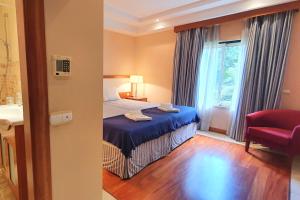 une chambre d'hôtel avec un lit et une fenêtre dans l'établissement Classic 2BDR Apartment Near Beach by LovelyStay, à Lagoa