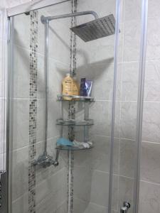 eine Dusche mit Regal im Bad in der Unterkunft Private room and ensuite Chorlton in Manchester