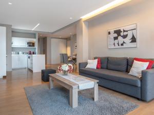 uma sala de estar com um sofá e uma mesa de centro em Central Athens Loft em Atenas