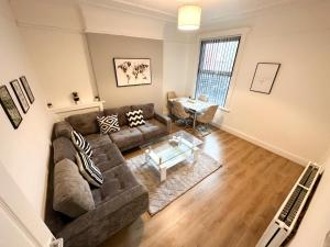 ein Wohnzimmer mit einem Sofa und einem Tisch in der Unterkunft Wenlock Liverpool in Liverpool