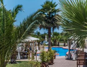 Bazén v ubytování Hotel Serena Suite nebo v jeho okolí