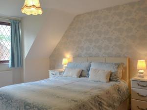 sypialnia z dużym łóżkiem z 2 poduszkami w obiekcie The Bungalow w mieście Gristhorpe