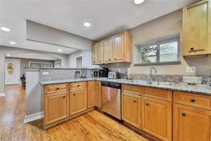 Ett kök eller pentry på Spacious renovated 4br downtown home w firepit sleeps 8+