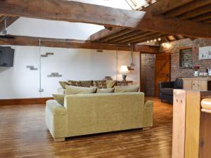 sala de estar con sofá y mesa en The Granary en Hornsea