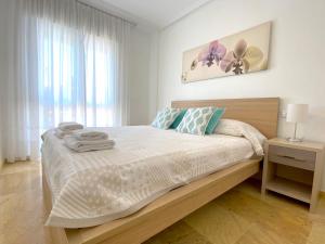 Postel nebo postele na pokoji v ubytování CALAS AGUAMARINA - Campoamor - Primera Linea + 37 fotografií