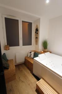 een woonkamer met een bed en 2 ramen bij Coin détente à Espaly in Espaly-Saint-Marcel