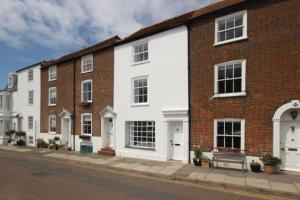 a row of brick houses on a street at 7 Alfred Square in Deal