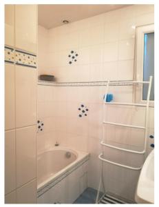 un baño con bañera y lavabo en Maison charmante à Matignon avec jardin closEL, en Matignon