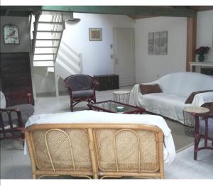 una sala de estar con un sofá y una mesa en Maison charmante à Matignon avec jardin closEL, en Matignon 6 fotos más