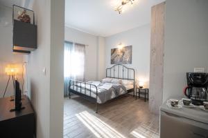 1 dormitorio pequeño con 1 cama en una habitación en Athens center 1 bedrm 4 pers apartment, en Atenas