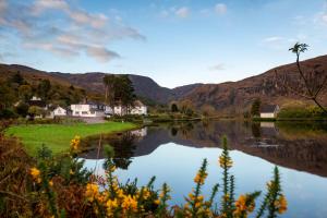una vista di un lago con le montagne sullo sfondo di Gougane Barra Hotel a Ballingeary