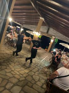 Anna Studios في ماراثياس: مجموعة من الناس يرقصون في مطعم