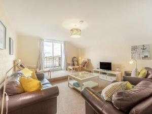 uma sala de estar com dois sofás e uma televisão em Tidal Watch - Uk37851 em Alnmouth