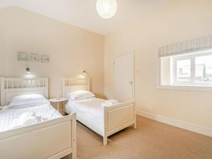 um quarto com 2 camas e uma janela em Tidal Watch - Uk37851 em Alnmouth