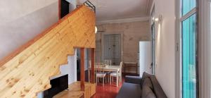 salon ze schodami i jadalnią w obiekcie Appartements et studio rénovés en 2022, Intra Muros Avignon w Awinionie