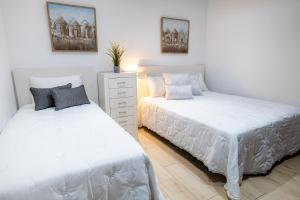 1 dormitorio con 2 camas y vestidor en Estancia Luciana en La Orotava