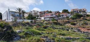 un groupe de maisons au sommet d'une colline dans l'établissement Sirocco Apartamento, à Oropesa del Mar