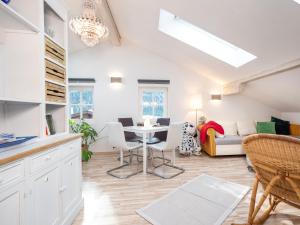 uma cozinha e sala de estar com um sofá e uma mesa em Dolomitenloft em Strassen