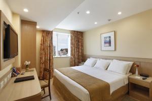 Uma TV ou centro de entretenimento em Windsor Florida Hotel