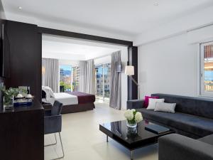 a living room with a couch and a bed at Hotel Saratoga in Palma de Mallorca