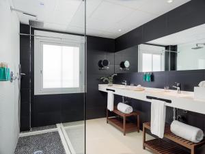a bathroom with two sinks and a shower at Hotel Saratoga in Palma de Mallorca