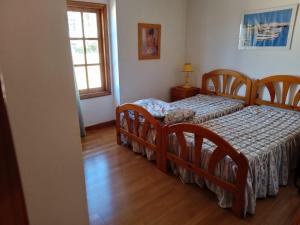 1 Schlafzimmer mit 2 Betten und einem Fenster in der Unterkunft Casa San Felipe By Paramount Holidays in Icod de los Vinos