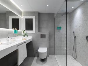a bathroom with a shower and a toilet and a sink at Hotel Saratoga in Palma de Mallorca