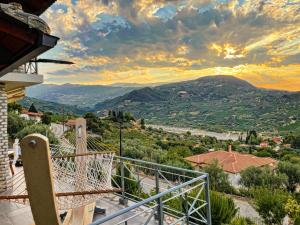 - un balcon offrant une vue sur les montagnes dans l'établissement Stone Maisonettes, à Aigio