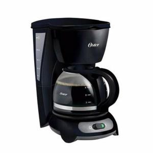 Una cafetera está sentada en un puesto en Habitacion tipo hotel centrico 3 camas, cocina,WIFI E, en Ciudad Valles