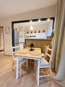 Una cocina y un comedor con mesa y sillas. en 14 Gdynia Centrum - Apartament Mieszkanie dla 4 os, en Gdynia
