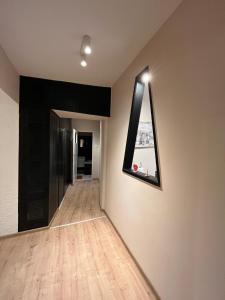 Una habitación con un pasillo con un espejo en la pared. en 14 Gdynia Centrum - Apartament Mieszkanie dla 4 os, en Gdynia 11 fotos más