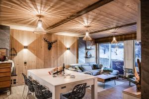 Una sala de estar con una mesa y sillas blancas. en Appartement Europa, en Briançon 12 fotos más