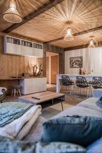 una sala de estar con un sofá y una mesa en Appartement Europa, en Briançon