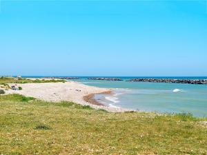 a beach with grass and the ocean on a sunny day at Drift In in Yapton