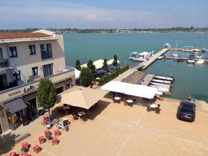 una vista sul tetto di un porto turistico con tavoli e sedie di Hafen 15 - Ihre Ferienwohnung am Hainer See bei Leipzig a Neukieritzsch