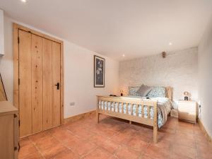Schlafzimmer mit einem Bett und einer Holztür in der Unterkunft Russet-uk41836 in Clevedon