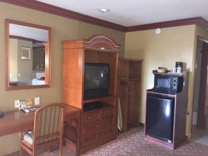 ein Wohnzimmer mit einem TV und einer Mikrowelle in der Unterkunft Thunderbird Lodge in Riverside