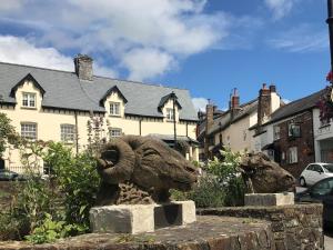 dos estatuas de animales parados en una ciudad en Church View Cottage Barn en Hatherleigh