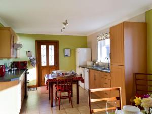 Kuchyň nebo kuchyňský kout v ubytování Rallidae