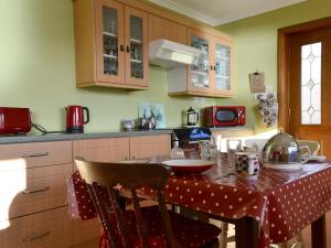 Kuchyň nebo kuchyňský kout v ubytování Rallidae