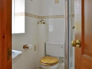een badkamer met een toilet en een wastafel bij Garden Farm Cottage in Ilam