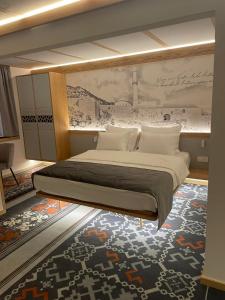 1 dormitorio con 1 cama grande y una pintura en la pared en Lipa Hotel, en Travnik
