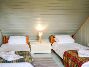 Katil atau katil-katil dalam bilik di Rosebank Cottage