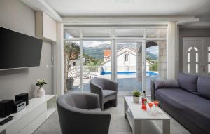 - un salon avec un canapé, des chaises et une télévision dans l'établissement Amazing Home In Korcula With Kitchen, à Korčula