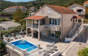 - une vue aérienne sur une maison avec une piscine dans l'établissement Amazing Home In Korcula With Kitchen, à Korčula