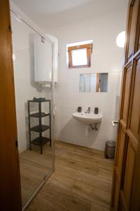 Levelek的住宿－Halfarock Üdülőház，一间带水槽和镜子的浴室